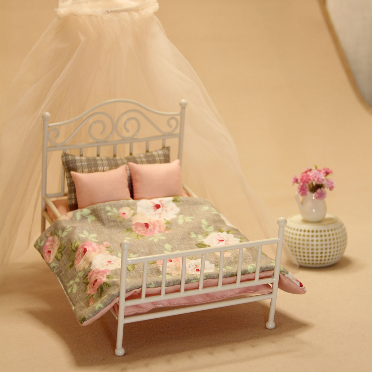 Home Bargains - Mobili in miniatura 1:8-1:12, letto in